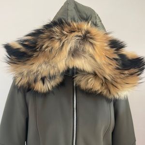 Gorgeous olive color mid thigh length jacket.